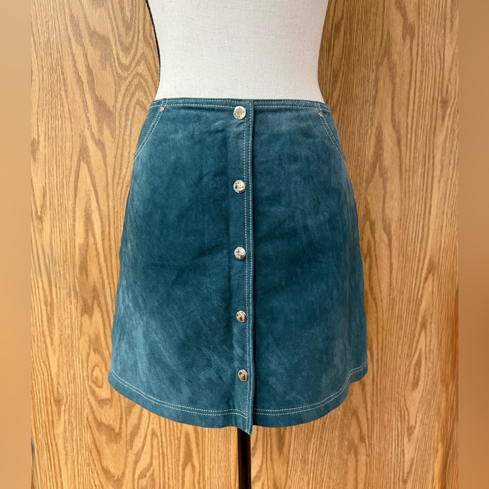 Woman’s genuine Suede leather, Button front, Mini skirt size 31 Medium